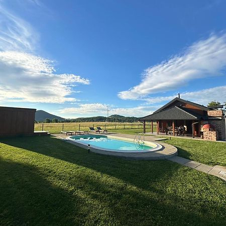 V'S Place - Wooden House With Heated Pool And Outdoor Sauna Otočac Eksteriør billede