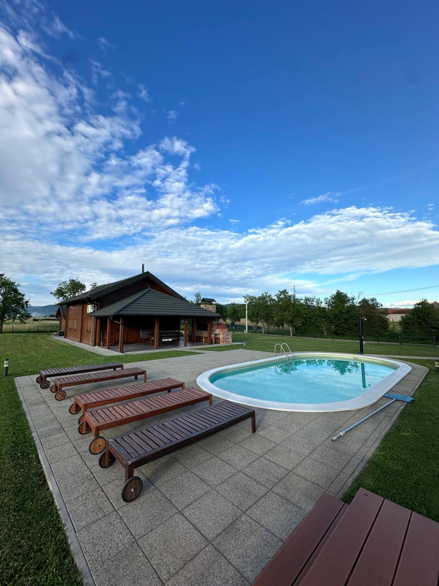 V'S Place - Wooden House With Heated Pool And Outdoor Sauna Otočac Eksteriør billede